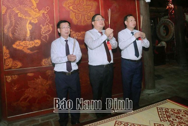 Các đồng chí Thường trực Tỉnh ủy dâng hương tưởng niệm các vị vua Trần tại Đền Trùng Hoa, phường Lộc Vượng.