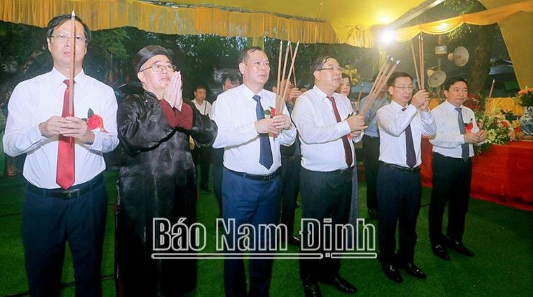 Các đồng chí lãnh đạo tỉnh dâng hương tưởng niệm 724 năm Ngày mất Quốc công Tiết chế Hưng Đạo Đại vương Trần Quốc Tuấn tại Đền Cố Trạch, phường Lộc Vượng.