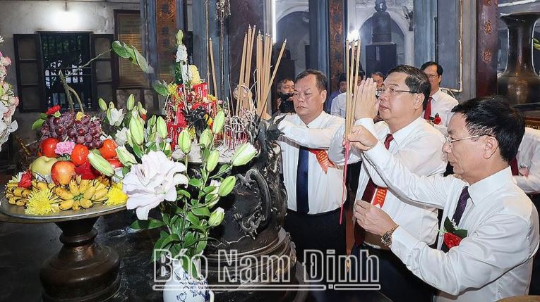Các đồng chí Thường trực Tỉnh ủy dâng hương tưởng nhớ các vị Vua Trần và Quốc công Tiết chế Hưng Đạo Đại vương Trần Quốc Tuấn tại Đền Bảo Lộc.