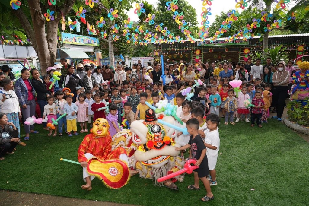 Các em thiếu nhi ở vùng núi cao Đông Giang thích thú với màn múa Lân tại chương trình “Trung thu cho em”