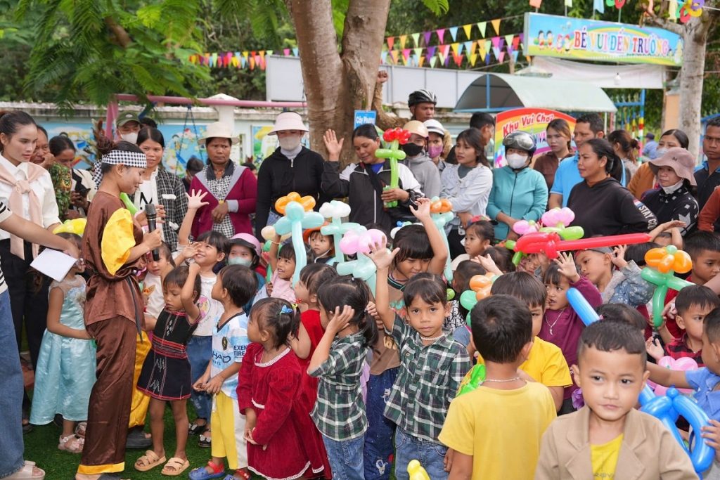 Các em nhỏ phấn khích với chương trình “Trung thu cho em”