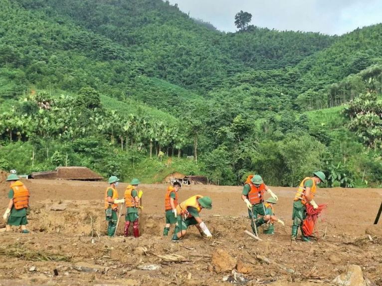 Các cán bộ, chiến sĩ thuộc Sư đoàn 316, Bộ đội Biên phòng Lào Cai, Trường Trung cấp Biên phòng đã khẩn trương có mặt ứng cứu làng Nủ, tìm kiếm người mất tích.