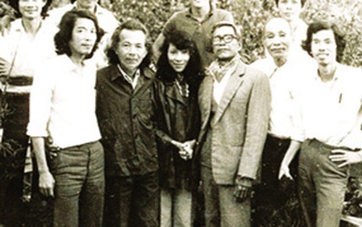 Nhà thơ Phùng Quán (hàng đầu thứ hai từ trái sang)