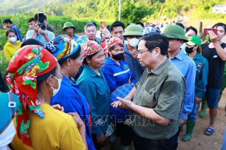 Thủ tướng Phạm Minh Chính chia sẻ, động viên nhân dân, gia đình nạn nhân. 