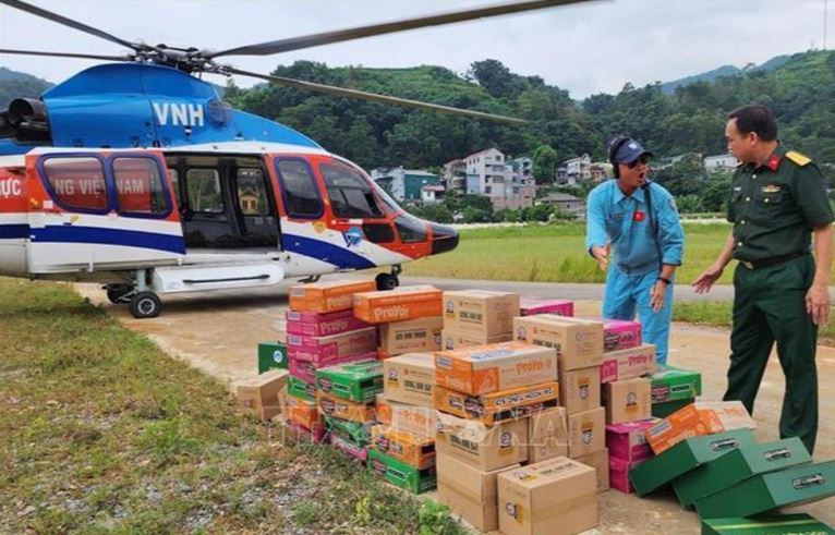 Chuyển hàng cứu trợ từ trực thăng xuống vùng lũ thuộc huyện Nguyên Bình, tỉnh Cao Bằng. 