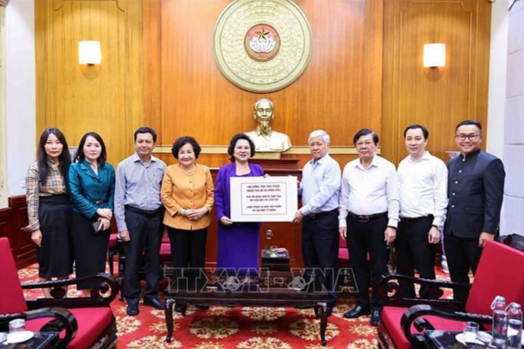 Chủ tịch Ủy ban TƯ MTTQ Việt Nam Đỗ Văn Chiến tiếp nhận bảng tượng trưng số tiền từ các đơn vị, tổ chức, cá nhân trong và ngoài nước. 