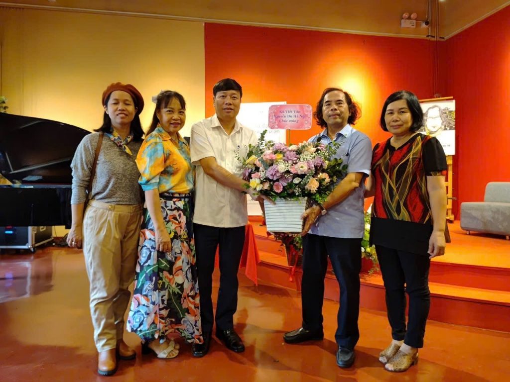 Nhà văn Phùng Văn Khai tặng hoa cho PHS Văn Giá.