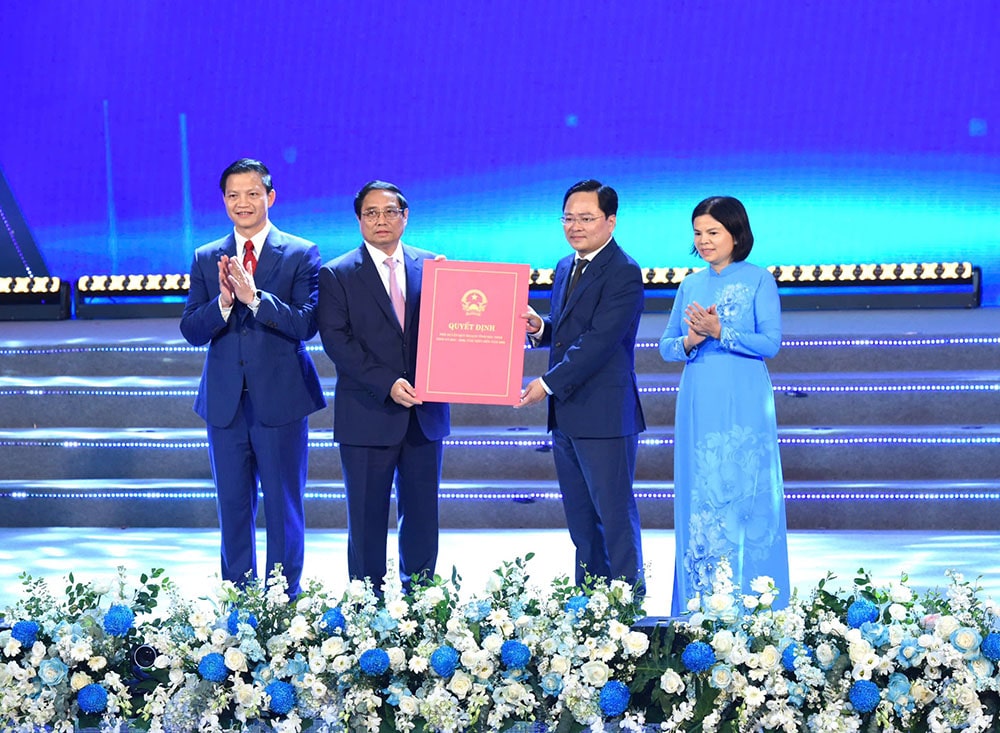 Thủ tướng Phạm Minh Chính trao Quyết định phê duyệt Quy hoạch tỉnh Bắc Ninh. Ảnh: Nhật Bắc