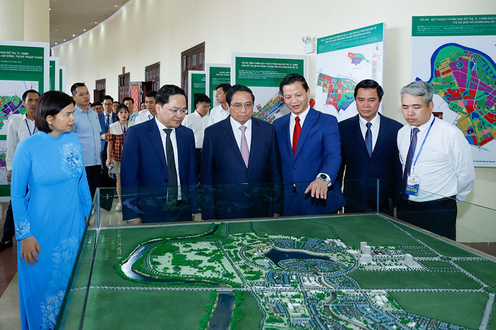Thủ tướng Phạm Minh Chính nghe Lãnh đạo tỉnh Bắc Ninh giới thiệu mô hình quy hoạch tỉnh Bắc Ninh. Ảnh: Nhật Bắc