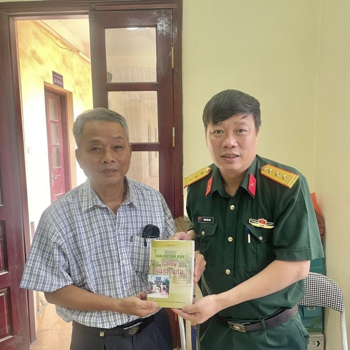 “Văn hóa dân gian làng Xuân Cầu”: Một cuốn sách công phu và tâm huyết - Tác giả: Bảo Thơ “Văn hóa dân gian làng Xuân Cầu”: Một cuốn sách công phu và tâm huyết - Tác giả: Bảo Thơ
