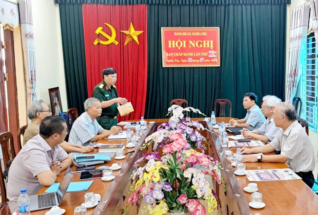 Nhà văn Phùng Văn Khai phát biểu