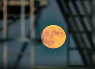 Đêm Trung thu, Việt Nam đón siêu trăng cam rực rỡ