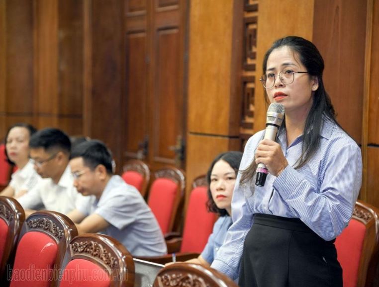 Tiến sĩ Trần Thị Lan, Khoa lịch sử, Trường Đại học Khoa học, xã hội và nhân văn tham luận tại Hội thảo.