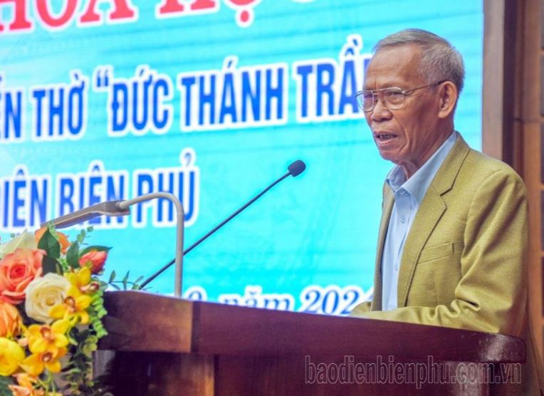 Đồng chí Hoàng Văn Binh, nguyên Phó Bí thư Tỉnh ủy, Chủ tịch UBND tỉnh trao đổi thông tin về Đền thờ Đức Thánh Trần tại di tích Đồi A1.