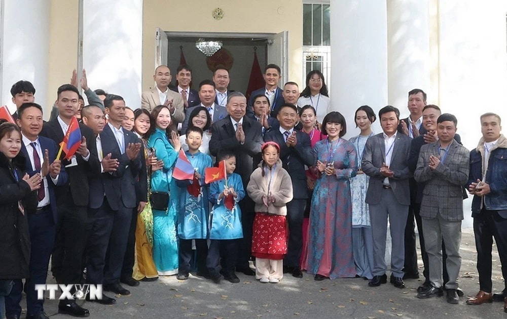 Tổng Bí thư, Chủ tịch nước thăm cộng đồng người Việt Nam tại Mông Cổ Tổng Bí thư, Chủ tịch nước thăm cộng đồng người Việt Nam tại Mông Cổ