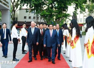 Thủ tướng Phạm Minh Chính và Chủ tịch WEF giao lưu với sinh viên Việt Nam Thủ tướng Phạm Minh Chính và Chủ tịch WEF giao lưu với sinh viên Việt Nam
