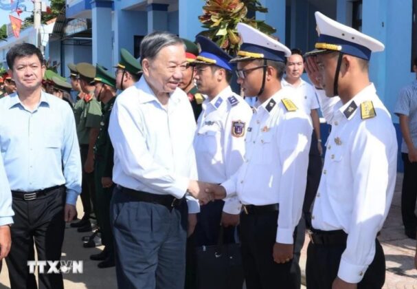 1 min 32 607x420 - Tổng Bí thư, Chủ tịch nước Tô Lâm thăm, làm việc tại huyện đảo Cồn Cỏ