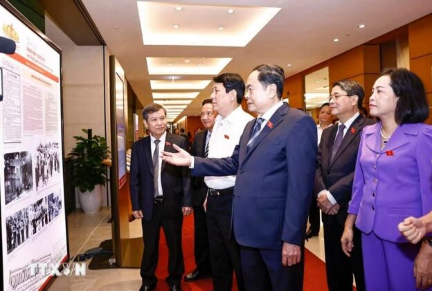 Chủ tịch nước Lương Cường, Chủ tịch Quốc hội Trần Thanh Mẫn v&agrave; đại biểu Quốc hội tham quan triển l&atilde;m.