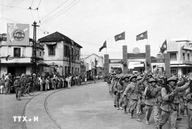 10 min 9 623x420 - Nhìn lại cảnh Đoàn quân chiến thắng tiến vào Thủ đô trong sáng 10/10/1954