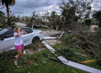 Hình ảnh bang Florida tan hoang sau khi bão Milton đổ bộ