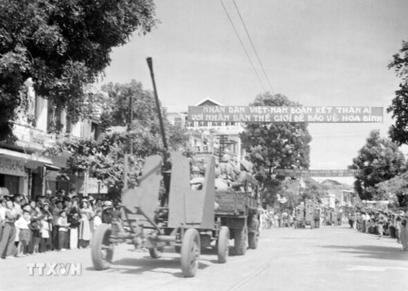 13 min 3 590x420 - Nhìn lại cảnh Đoàn quân chiến thắng tiến vào Thủ đô trong sáng 10/10/1954