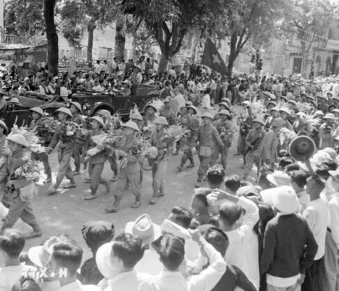 16 min 1 488x420 - Nhìn lại cảnh Đoàn quân chiến thắng tiến vào Thủ đô trong sáng 10/10/1954