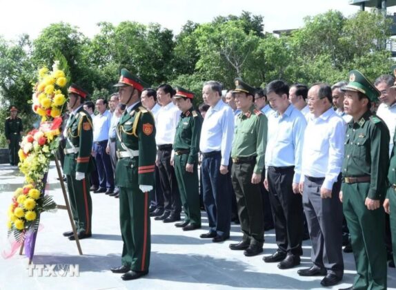 17 min 4 574x420 - Tổng Bí thư, Chủ tịch nước Tô Lâm thăm, làm việc tại huyện đảo Cồn Cỏ