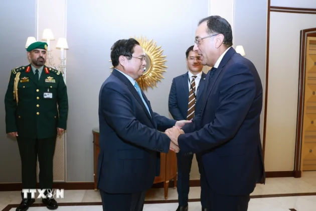 Thủ tướng Phạm Minh Ch&iacute;nh gặp Thủ tướng Ai Cập Mostafa Madbouly.