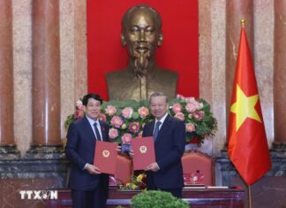 Tổng Bí thư Tô Lâm và Chủ tịch nước Lương Cường bàn giao công tác Chủ tịch nước Tổng Bí thư Tô Lâm và Chủ tịch nước Lương Cường bàn giao công tác Chủ tịch nước