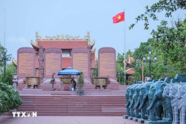 Khu vực bia (từ tr&aacute;i qua phải) giới thiệu Đức vương Ng&ocirc; Quyền, Ho&agrave;ng đế L&ecirc; Đại H&agrave;nh, Đại vương Trần Hưng Đạo v&agrave; Di ch&uacute;c của Chủ tịch Hồ Ch&iacute; Minh. (Ảnh: Ho&agrave;ng Hiếu/TTXVN)