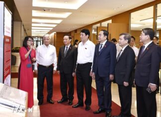 Chủ tịch nước và Chủ tịch Quốc hội tham quan triển lãm về Nhật báo ‘Quốc hội’ Chủ tịch nước và Chủ tịch Quốc hội tham quan triển lãm về Nhật báo 'Quốc hội'