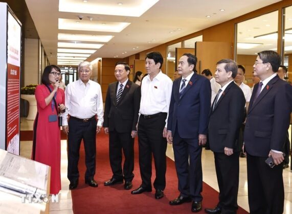 Chủ tịch nước v&agrave; Chủ tịch Quốc hội tham quan triển l&atilde;m về Nhật b&aacute;o 'Quốc hội'