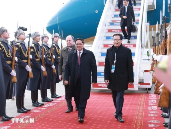 Lễ đ&oacute;n Thủ tướng Phạm Minh Ch&iacute;nh v&agrave; Đo&agrave;n đại biểu cấp cao Việt Nam tại s&acirc;n bay quốc tế Kazan.