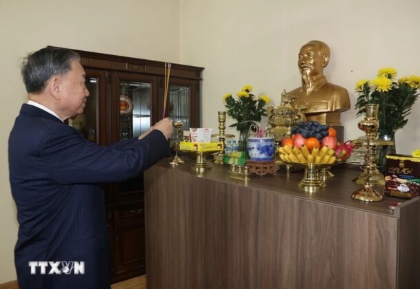 Tổng B&iacute; thư, Chủ tịch nước T&ocirc; L&acirc;m d&acirc;ng hương tại ban thờ Chủ tịch Hồ Ch&iacute; Minh, Đại sứ qu&aacute;n Việt Nam tại M&ocirc;ng Cổ.