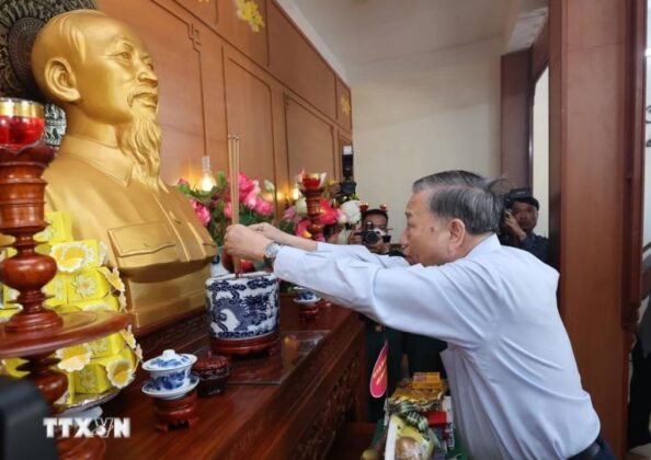 3 min 33 594x420 - Tổng Bí thư, Chủ tịch nước Tô Lâm thăm, làm việc tại huyện đảo Cồn Cỏ