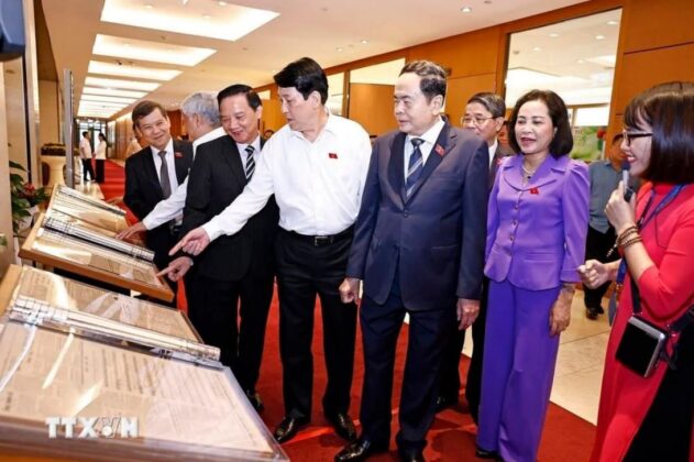 Chủ tịch nước Lương Cường, Chủ tịch Quốc hội Trần Thanh Mẫn v&agrave; đại biểu Quốc hội tham quan triển l&atilde;m.