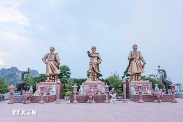 Tượng 3 danh nh&acirc;n (từ tr&aacute;i sang phải) Vua L&ecirc; Đại H&agrave;nh, Đức Vương Ng&ocirc; Quyền, Quốc C&ocirc;ng Tiết chế Hưng Đạo Vương Trần Quốc Tuấn tại Quảng trường chiến thắng. (Ảnh: Ho&agrave;ng Hiếu/ TTXVN)