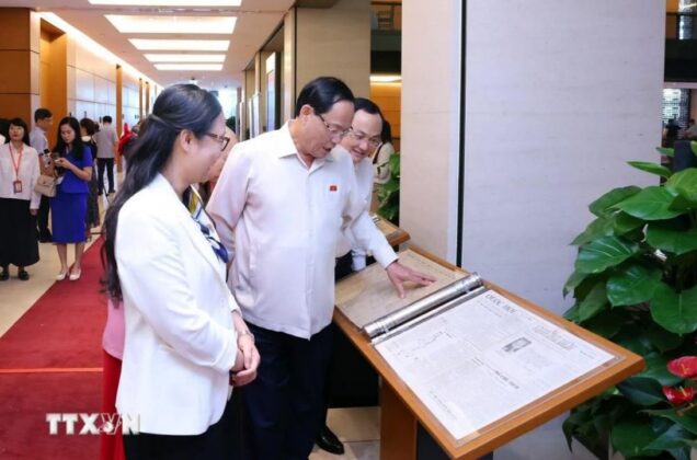 Chủ tịch nước Lương Cường, Chủ tịch Quốc hội Trần Thanh Mẫn v&agrave; đại biểu Quốc hội tham quan triển l&atilde;m.