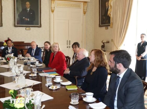 Tổng thống Ireland Michael D. Higgins v&agrave; th&agrave;nh vi&ecirc;n đo&agrave;n Ireland tại cuộc hội đ&agrave;m với Tổng B&iacute; thư, Chủ tịch nước T&ocirc; L&acirc;m.