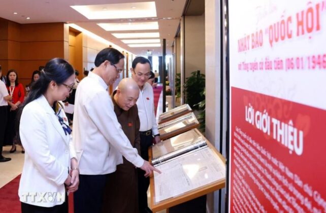 Ph&oacute; Chủ tịch Quốc hội Trần Quang Phương v&agrave; c&aacute;c đại biểu Quốc hội tham quan triển l&atilde;m.