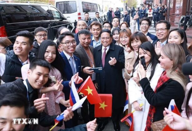 Thủ tướng Phạm Minh Ch&iacute;nh với cộng đồng người Việt Nam tại Li&ecirc;n bang Nga.