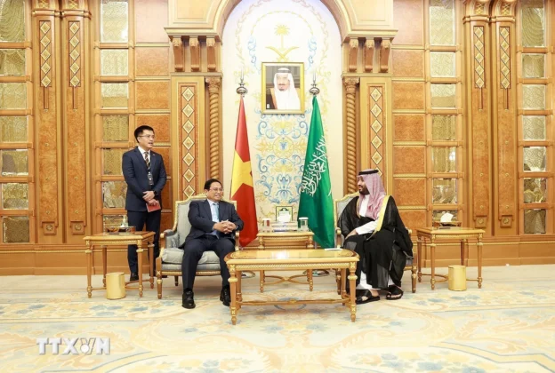 Thủ tướng Phạm Minh Ch&iacute;nh gặp Ho&agrave;ng Th&aacute;i tử ki&ecirc;m Thủ tướng Vương quốc Saudi Arabia Mohammed Bin Salman.