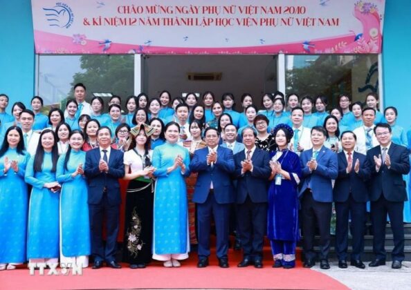 6 min 29 594x420 - Thủ tướng Phạm Minh Chính thăm Học viện Phụ nữ Việt Nam