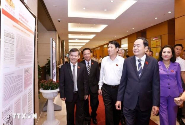 Ph&oacute; Chủ tịch Quốc hội Trần Quang Phương v&agrave; c&aacute;c đại biểu Quốc hội tham quan triển l&atilde;m.