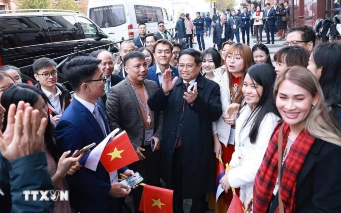 Thủ tướng Phạm Minh Ch&iacute;nh với cộng đồng người Việt Nam tại Li&ecirc;n bang Nga.