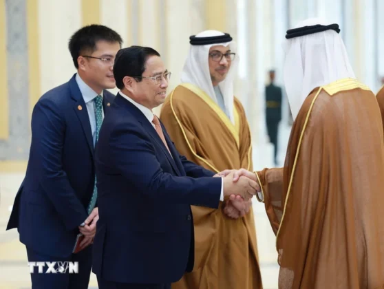 Thủ tướng Phạm Minh Ch&iacute;nh với c&aacute;c đại biểu UAE.
