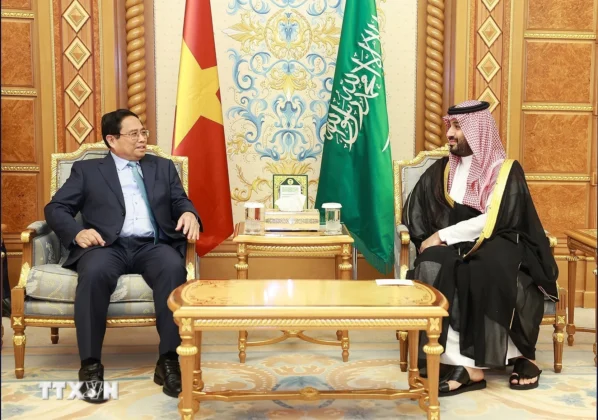 Thủ tướng Phạm Minh Ch&iacute;nh gặp Ho&agrave;ng Th&aacute;i tử ki&ecirc;m Thủ tướng Vương quốc Saudi Arabia Mohammed Bin Salman.