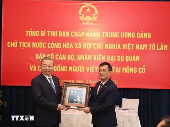 Tổng B&iacute; thư, Chủ tịch nước T&ocirc; L&acirc;m trao tặng bức tranh cho c&aacute;n bộ, nh&acirc;n vi&ecirc;n Đại sứ qu&aacute;n.