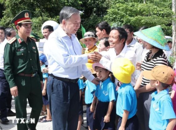 7 min 29 565x420 - Tổng Bí thư, Chủ tịch nước Tô Lâm thăm, làm việc tại huyện đảo Cồn Cỏ