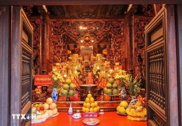 B&ecirc;n trong Đền thờ Đức Ho&agrave;ng đế L&ecirc; Đại H&agrave;nh tại khu di t&iacute;ch. (Ảnh: Ho&agrave;ng Hiếu/TTXVN)
